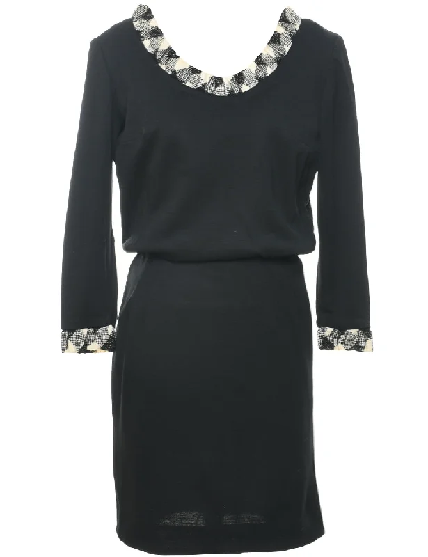 Classic Style Long Sleeved Black Dress - M